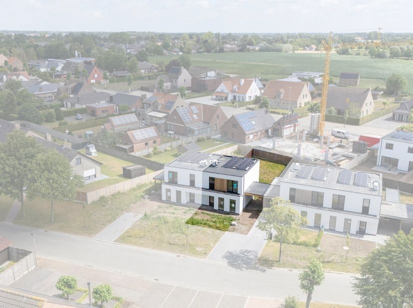 Deze moderne nieuwbouwwoning te Koekelare bestaat uit:<br />
Gelijkvloers: inkomhal - gastentoilet - lichtrijke living met open ingerichte keuken - be