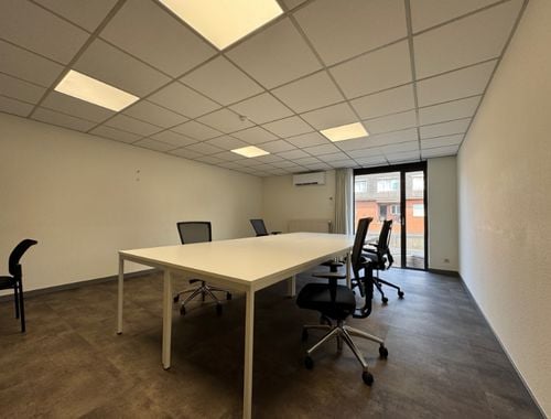                                         Espace de bureaux à louer à Harelbeke, € 400
