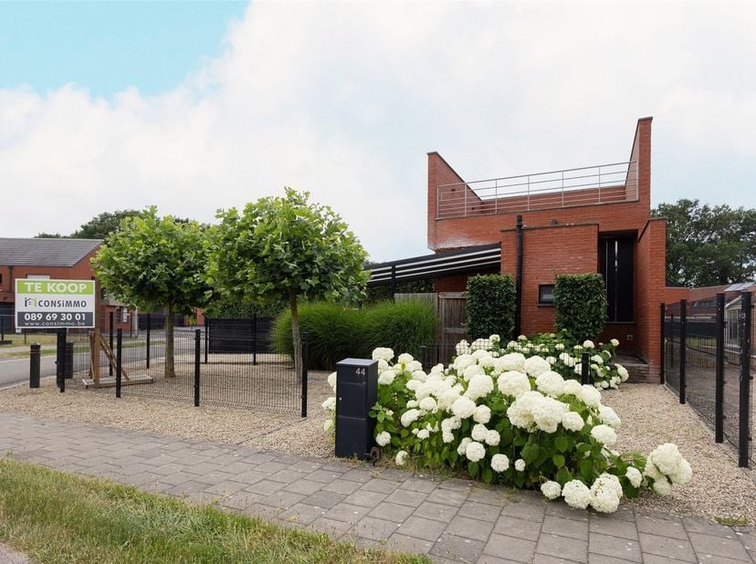Bent u op zoek naar een woning die u écht moet beleven? Deze karaktervolle woning aan de Lupienenstraat 44 in Genk onderscheidt zich door haar unieke