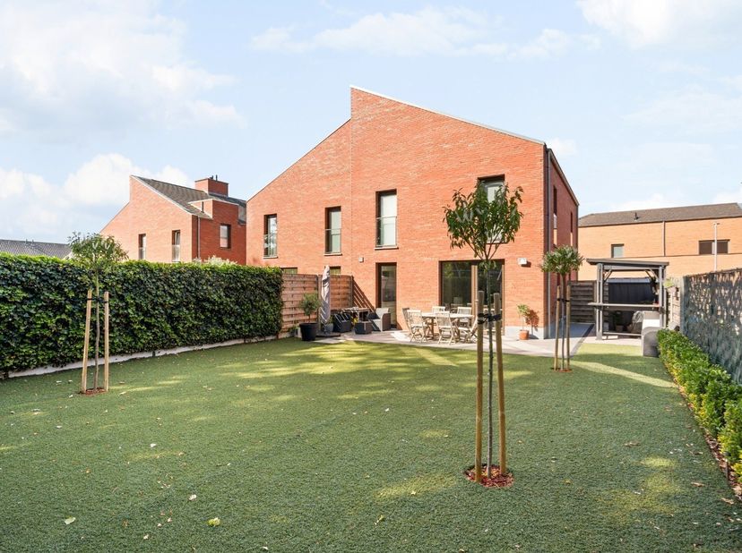 - Instapklare halfopen woning <br />
- Rustige ligging in het centrum van Dadizele: Kapelleveld 74A<br />
- Lichtrijke leefruimte met zicht op de tuin