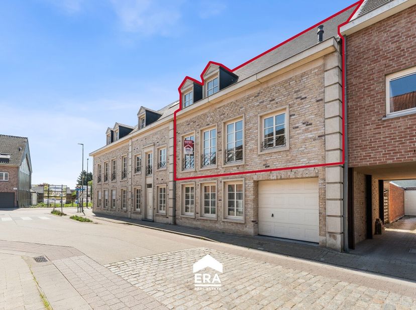 je op zoek naar een instapklaar appartement in een rustige buurt? Dan is dit gezellige appartement in Adegem zeker iets voor jou. Je komt binnen via e