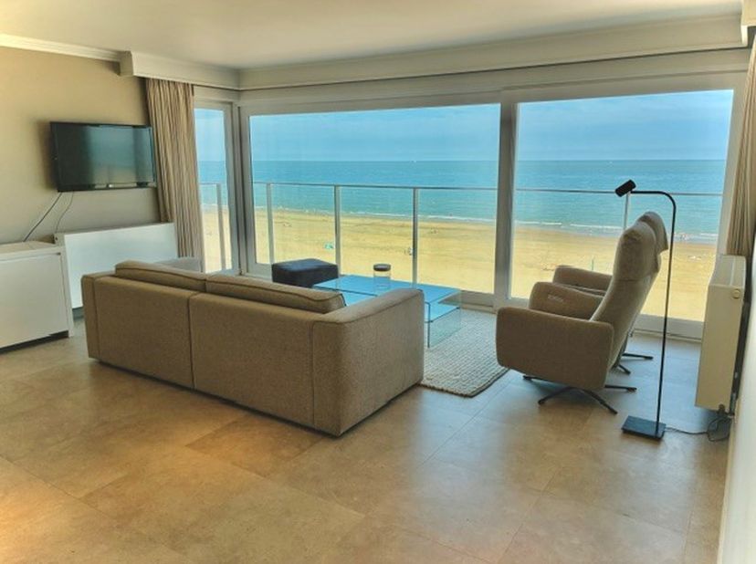 Net gerenoveerd appartement (binnen en volledige facade) met fenomenaal 6 meter kamerbreed zeezicht en zwembad !<br />
<br />
Het exclusieve, lichtrij