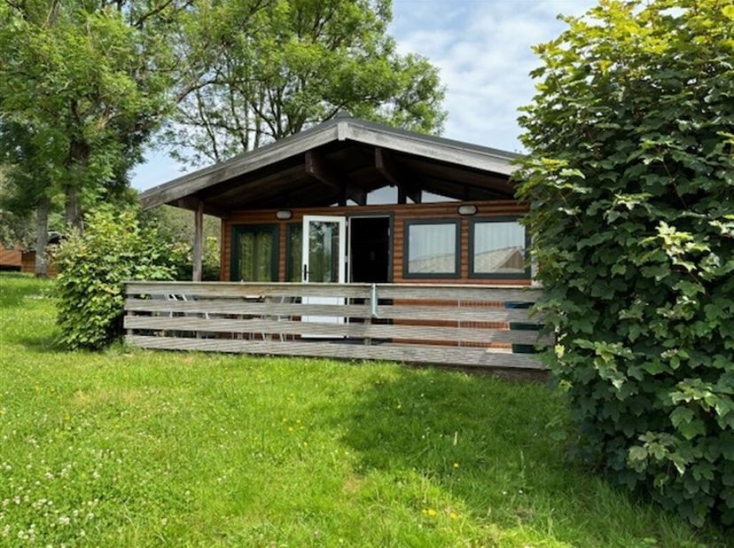Maisons &amp; Chalets d'Ardennes biedt u dit chalet nummer 64 aan in het park "Vallée Les Etoiles" vlakbij indoor zwembad . Dit chalet werd in 2008 volled