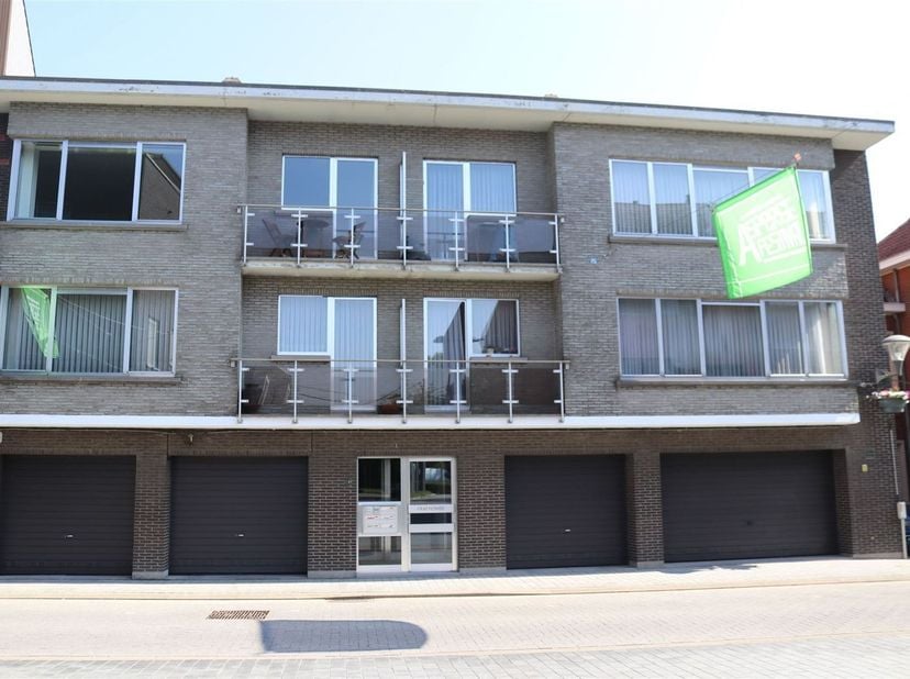 RUIM EN GEZELLIG APPARTEMENT 103M² MET 2 SLAAPKAMERS, TERRAS EN BINNENAUTOSTAANPLAATS.<br />
 2de verdieping - centrale ligging in centrum nabij Dorp