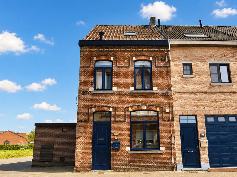 Prachtig gerenoveerde woning in het centrum van Eeklo met charmante stadstuin. <br />
Deze instapklare woning met drie slaapkamers en een vernieuwde k