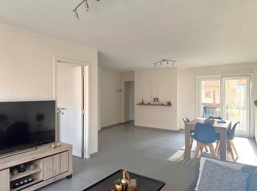 Appartement gelegen in centrum met inkom, living, keuken, badkamer, 2 slapakamers, berging en een balkon. Appartement voorzien van extra kelderbrging.