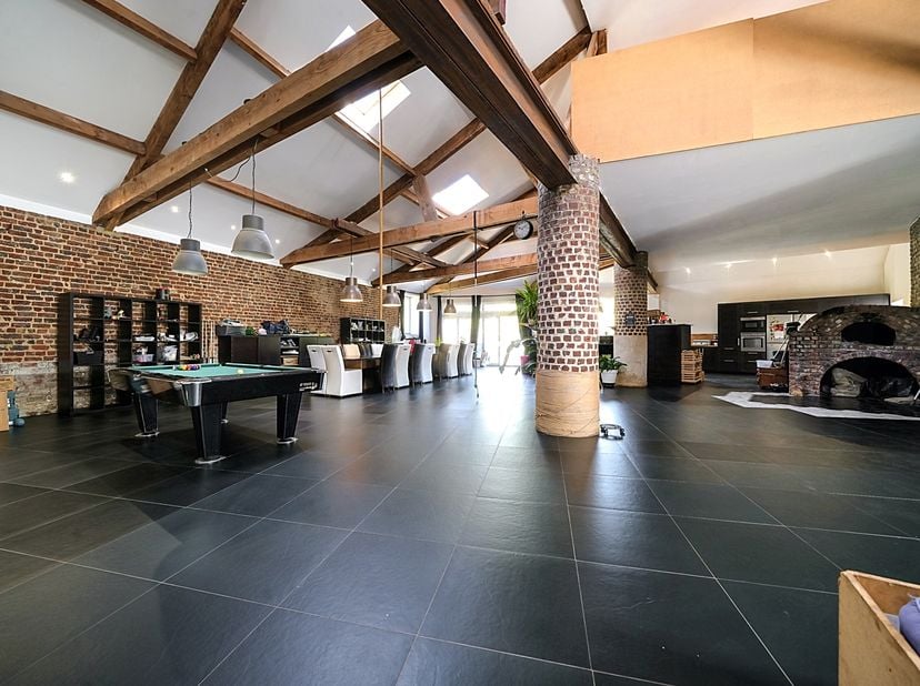 EasyHome vous propose une propriété d'exception à Sint-Pieters-Leeuw, offrant une opportunité rare pour la création d'un concept Horeca et hôtelier.<b
