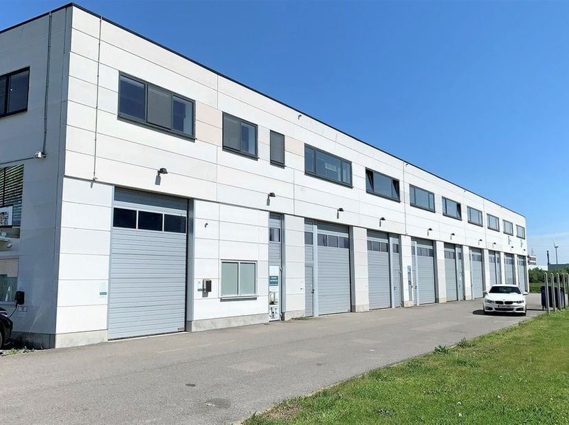 120m² magazijn met 24m² kantoren op verdieping<br />
Ligging: op 5min van de R4 (Ovaal van Wippelgem)<br />
<br />
Specificaties: <br />
Magazijn: geÏ