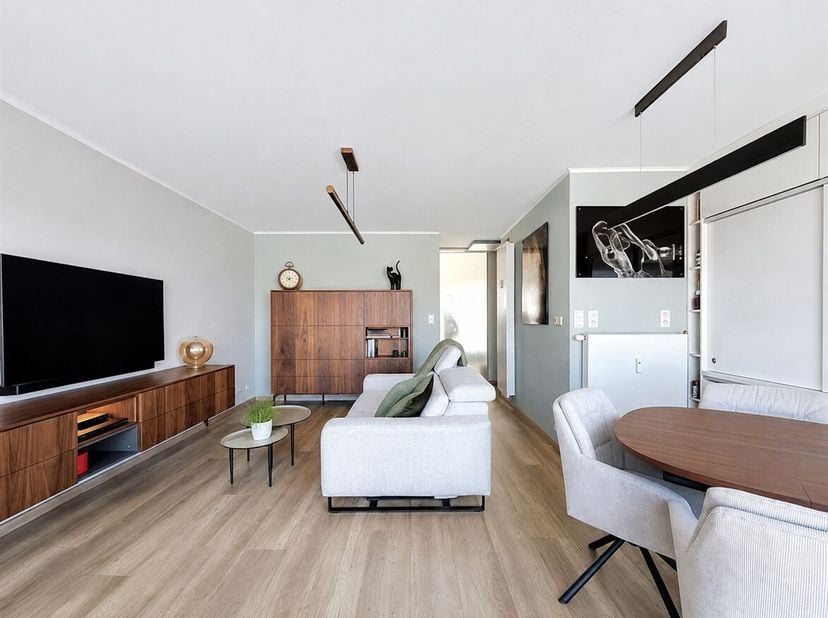 Dit aangename dakappartement is gelegen op de bovenste verdieping van een verzorgd gebouw aan de Bisschoppenhoflaan in Deurne. Dankzij de centrale lig