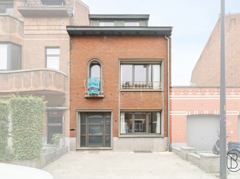 Instapklare gezinswoning met 5 slaapkamers, 2 badkamers en ruime tuin in het centrum van Ronse en op 3 minuten van het station!<br />
INDELING: inkomh