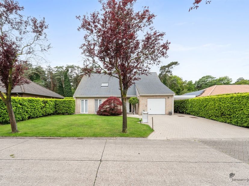 In een rustige, doodlopende straat nabij Sint-Job-in-t-Goor bevindt zich deze uitstekend onderhouden villa uit 1994. De woning combineert een aangenaa