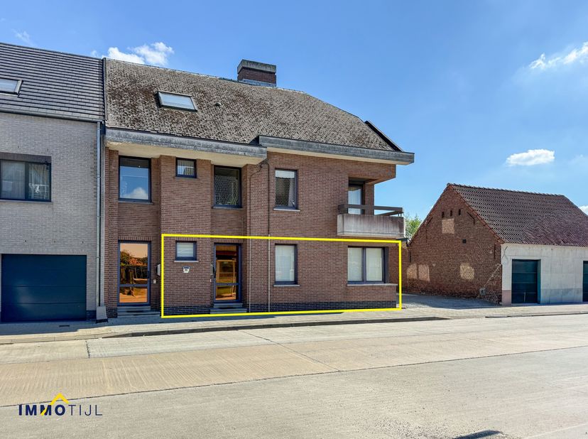Dit ruime en lichtrijke gelijkvloers appartement bevindt zich in een kleinschalig gebouw met slechts twee appartementen, op een uitstekende ligging op