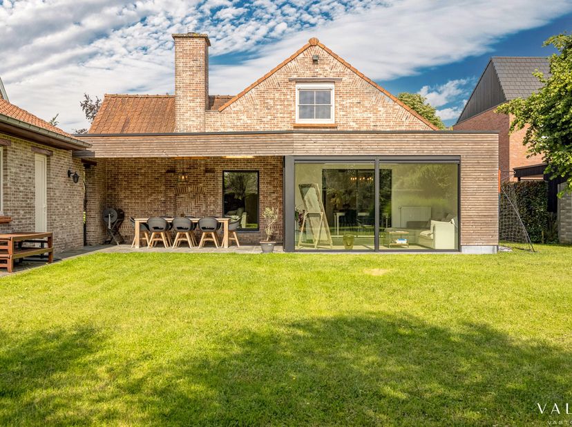 Op een uitstekende locatie, vlakbij het centrum van Landegem, bevindt zich deze verrassend ruime en instapklare woning op een mooi aangelegd perceel.