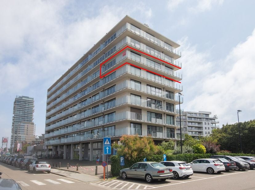 APPARTEMENT CENTRAL SUR LE COIN AVEC PARKING<br />
<br />
Cet appartement bénéficie d'un emplacement central (mobiscore 9,2/10) dans le centre histori