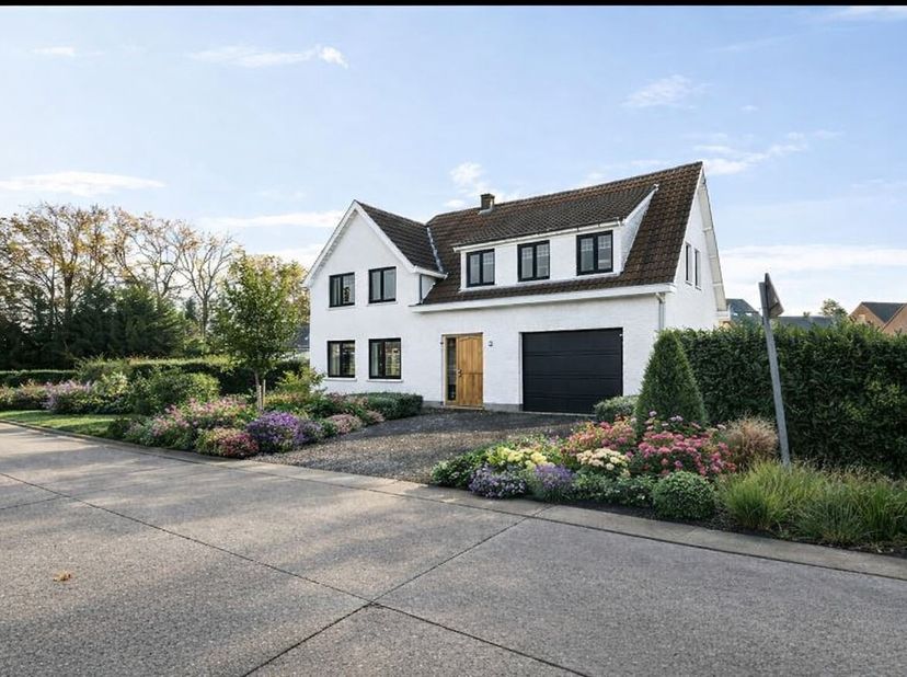 Zeer ruime, te renoveren woning met ca 2.165 m² grond en een bijgebouw van  ca 8.10 m x 11.80m. De woning situeert zich op fietsafstand van het centru