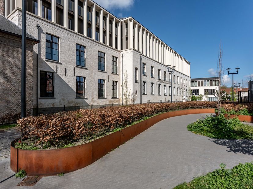 Dans le prestigieux projet Â Weylerkazerne Â, la reconversion soigneusement réalisée dun couvent du XVIIe siècle au cur historique de Bruges, nous avo