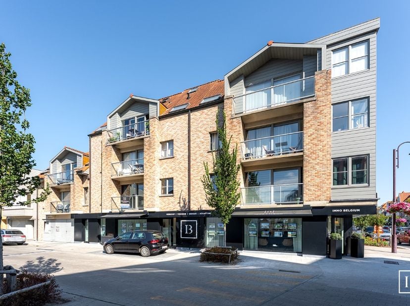 Dit zonnige appartement op de eerste verdieping van de residentie “Nieuwe Haan” is gelegen pal in het centrum van het pittoreske De Haan. Het eigendom