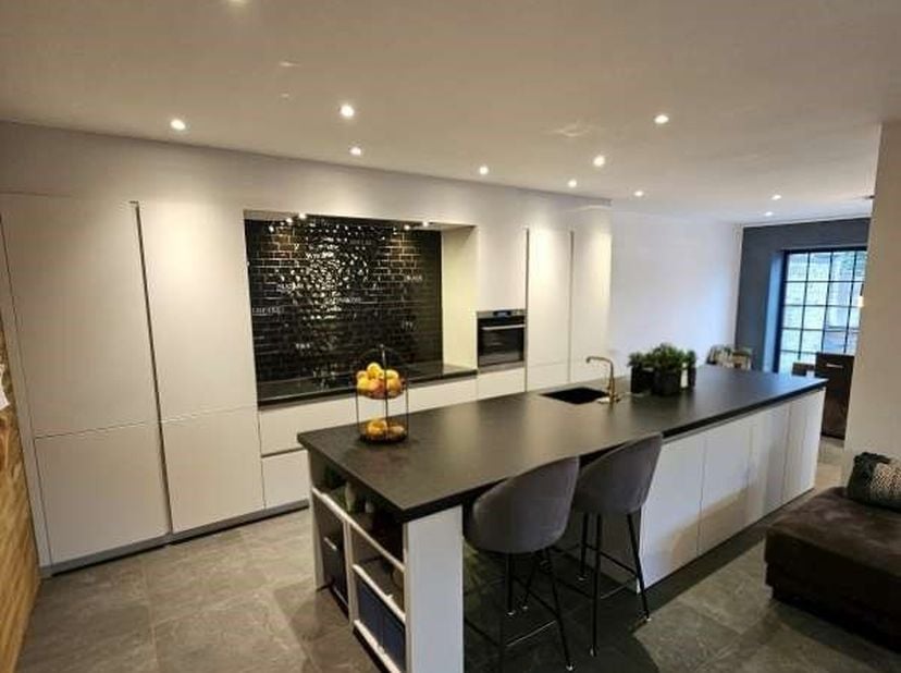 Deze prachtig gerenoveerde gelijkvloerse woning ( HOB) gelegen te Oud-Waterschei is als volgt ingedeeld :Privatieve oprijlaan naar de woningInkomhal m