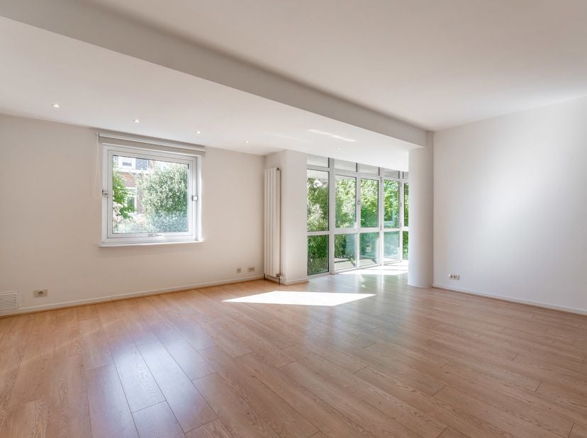 Ukkel – Wijk Cavell/De Fré. Gelegen in een groene omgeving biedt dit lichtrijk appartement van ca. 66 m² (bruto PEB-oppervlakte) een rustige woonomgev