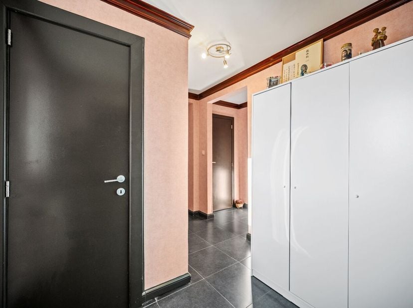 Dit gezellige en instapklare appartement ligt pal in het centrum van Tienen, op wandelafstand van scholen, winkels, supermarkten, openbaar vervoer en