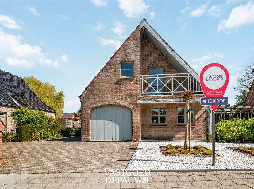 Deze villa met karaktervolle gevel is gelegen op een residentiële topligging in het hart van Oostkamp, op wandelafstand van winkels, scholen en openba
