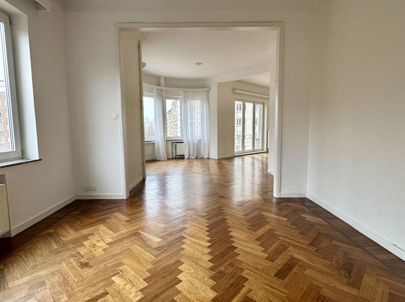 Situé à deux pas du Bois de la Cambre, ce superbe appartement lumineux au charme indéniable vous séduira par ses beaux volumes et son emplacement priv
