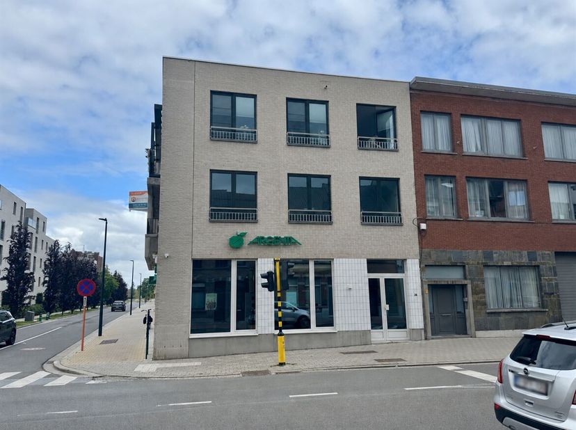 Prachtig éénslaapkamerappartement met autostaanplaats, kelderberging en gezellig terras in hartje Lier!<br />
Ligging<br />
Dit stijlvolle appartement