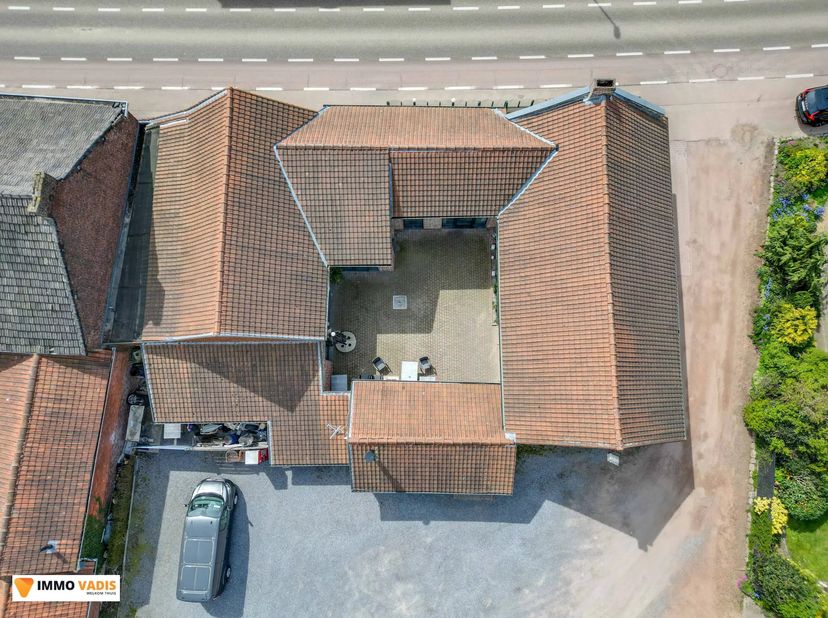 Op een zichtbare locatie langs de Beverststraat bevindt zich dit veelzijdige handelshuis met tal van mogelijkheden voor zelfstandigen, investeerders o