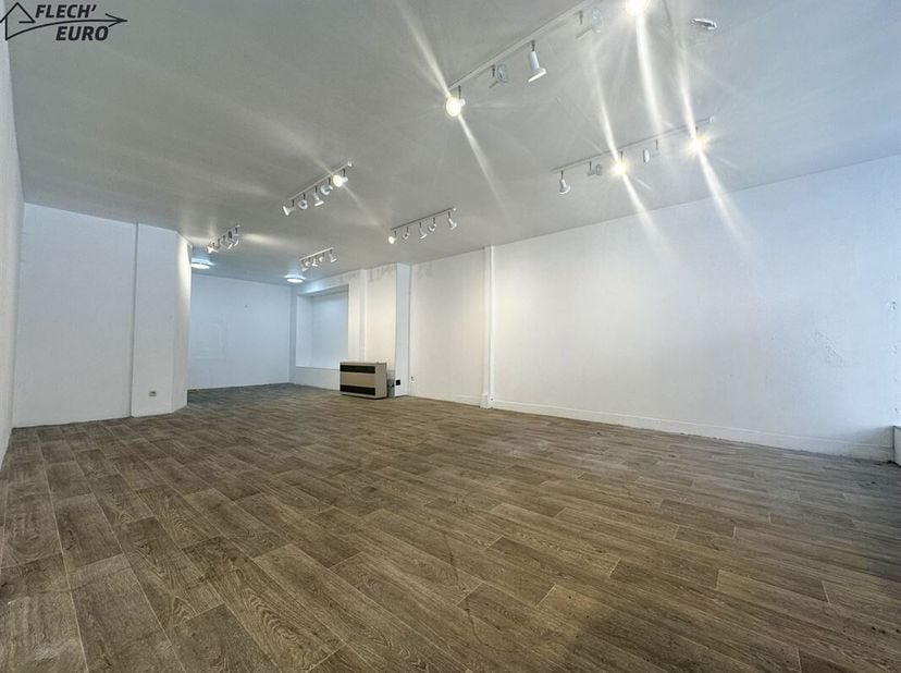 Idéalement située au coeur de verviers, surface commerciale de 50,18 m2 offrant de multiples possibilités d'aménagements. Sa grande vitrine et son emp