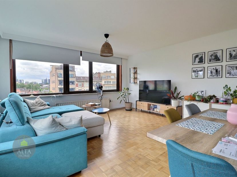 Magnifique appartement 2 chambres de +/-85m² situé au 6ème étage de la Résidence  Capri.  Il bénéficie d'une excellente situation (Parc Josaphat, OTAN