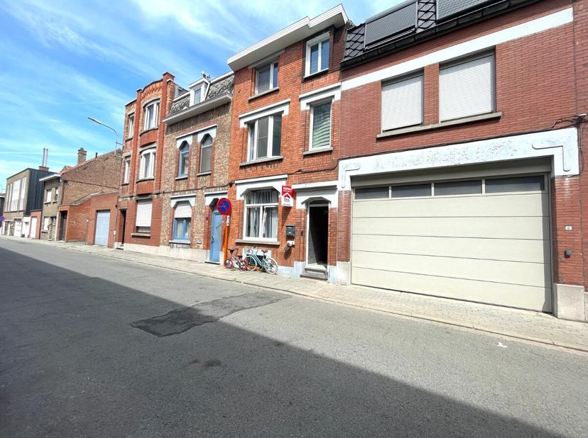 Ontdek deze instapklare woning in het centrum van menen met 4 slaapkamers en tuin op een rustige ligging. indeling inkomhal, leefruimte, open keuken ,