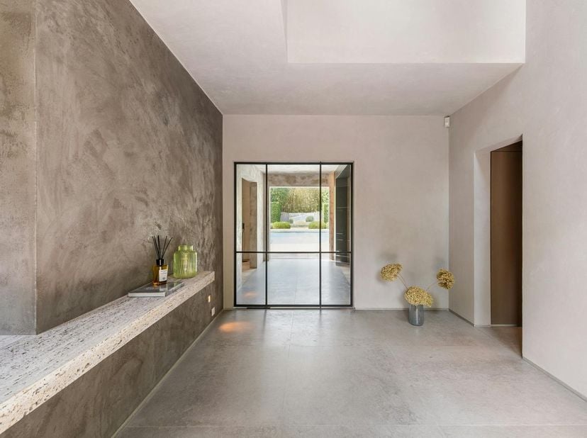 De villa<br />
In de residentiële wijk Sterrebos bevindt zich deze exclusieve villa, ontstaan uit een unieke samenwerking tussen de gerenommeerde arch