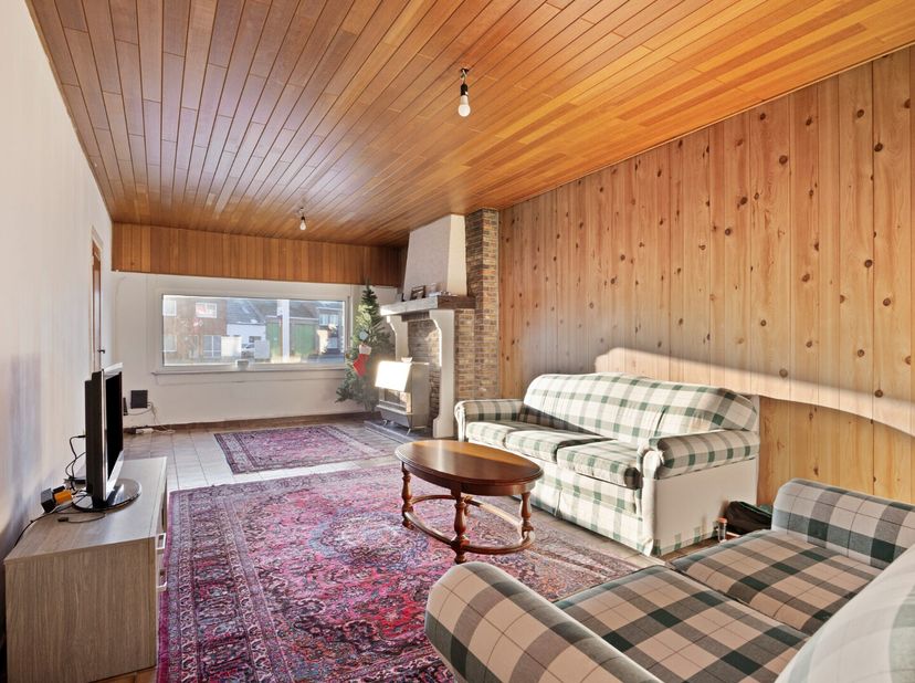 Deze te renoveren woning in Mol is gelegen in Mol-Ginderbroek en werd gebouwd in de jaren '70. We genieten hier van een uitstekende verbinding naar de