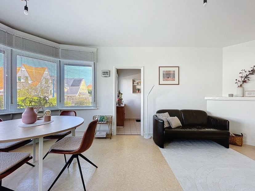 Uiterst rustig gelegen (gelijkvloerse) woning, op wandelafstand van het centrum van Sint-Idesbald.&amp;nbsp; De woning is geschikt voor zowel permanente b