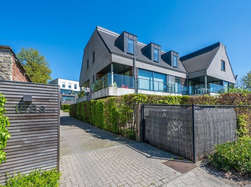 Hoogwaardig duplex appartement met luxe afwerking (bouwjaar 2015, DYLS, architect ARCAS Knokke), zeer rustig gelegen in het veilige, afgesloten en kle