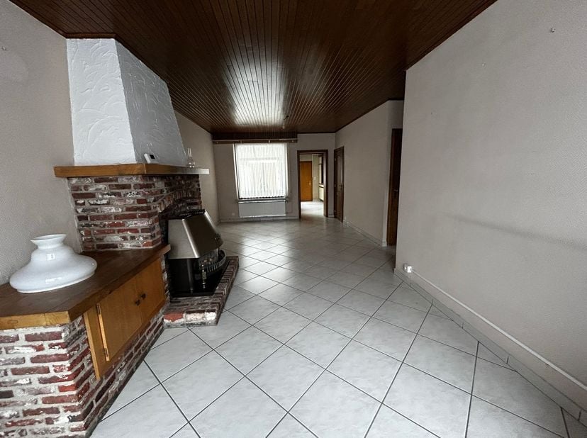 Gezinswoning met 2 slaapkamers en zolder<br />
<br />
Ligging:<br />
Deze gezinswoning is gelegen aan de Steenweg op Mol, op een vlot bereikbare lo