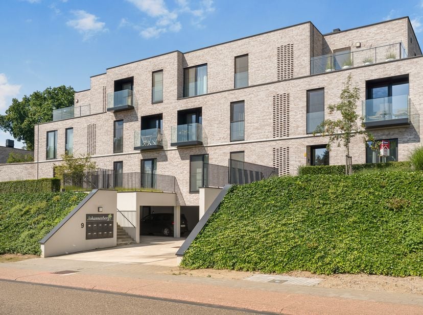 Dit energiezuinige appartement met 2 slaapkamers maakt deel uit van een prachtige residentie met groene tuin. U geniet van een ruim terras en een priv