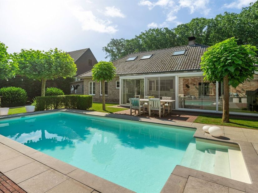 Deze ruime gezinswoning aan de Herentalse Steenweg 53F in Grobbendonk biedt tal van mogelijkheden voor wie wonen en werken wil combineren. Dankzij de