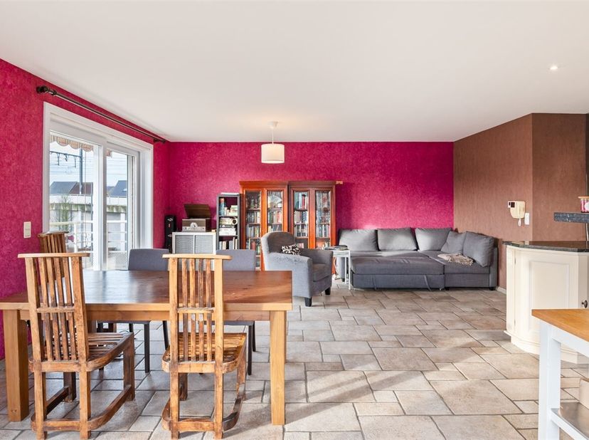 Dit ruime appartement aan de Hermansstraat in Duffel biedt de ideale combinatie van comfort en gemak. De woning beschikt over een lichte woonkamer met