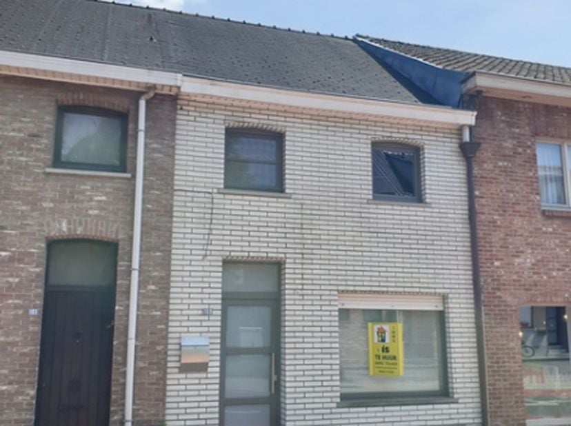 Deze rijwoning is ingedeeld als volgt: inkom, toilet, living, keuken, koer, (lage) garage of fietsenstalling, 2 slaapkamers, badkamer met douche en ba