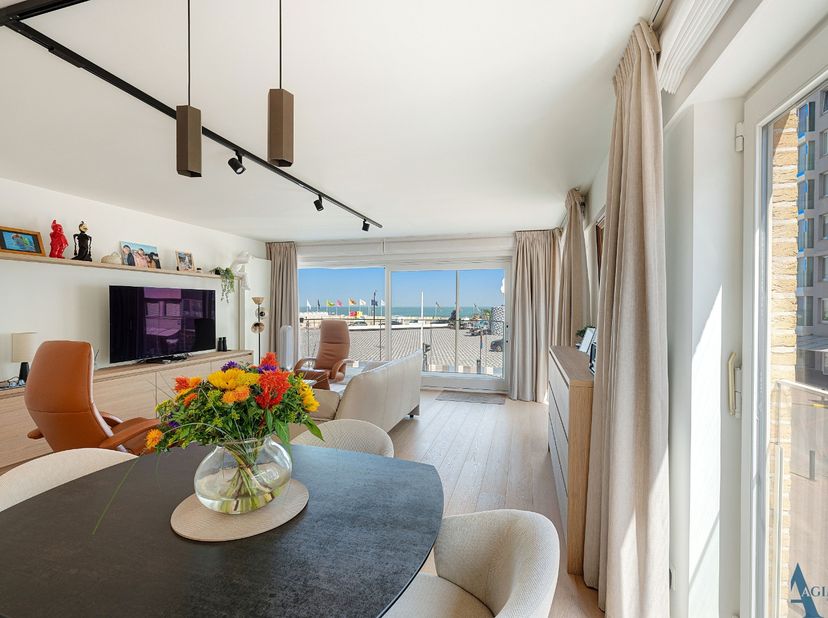 Vous rêvez de vivre dans un emplacement de choix en bord de mer ? Ce magnifique appartement d'angle, situé sur la très prisée place Rubens, offre une