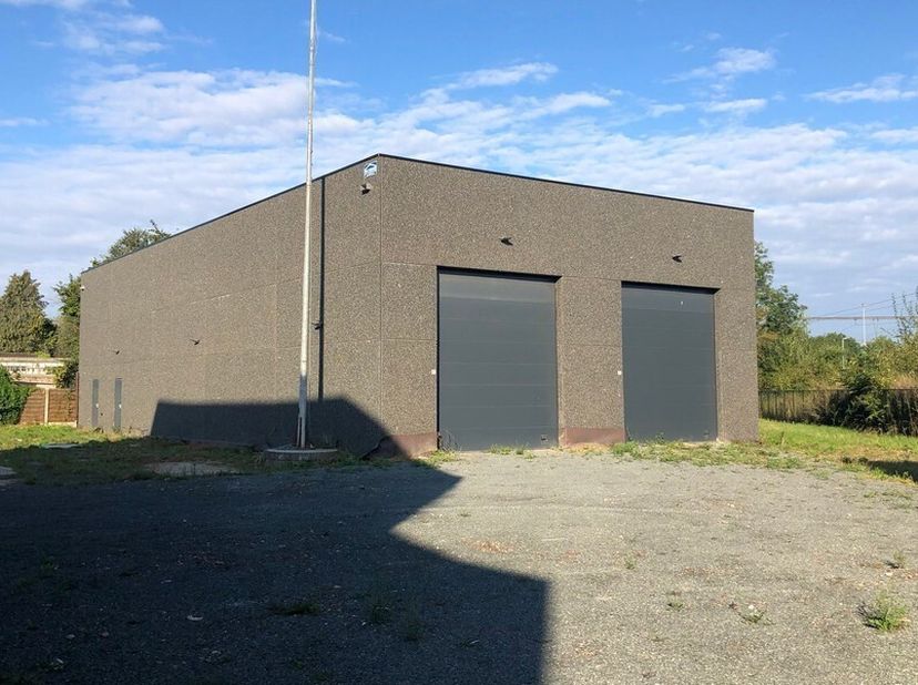 Recente loods te huur in een kmo-zone in de Stationstraat in Haaltert, op een uitstekende locatie vlakbij de E40 (afrit op slechts 1500m). De site is