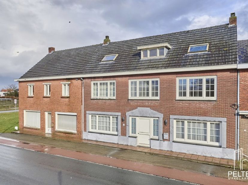Op het Lindel te Pelt bieden wij u dit uitzonderlijke geheel aan, bestaande uit twee woningen met een enorm ruim achterliggend werkhuis.<br />
<br />