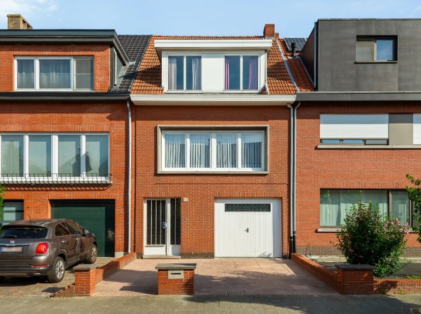Gelegen aan de Albertlei op wandelafstand van&amp;nbsp;het centrum van&amp;nbsp;Kontich, vinden we deze rustig en residentieel gelegen woning. Er is enkel pla