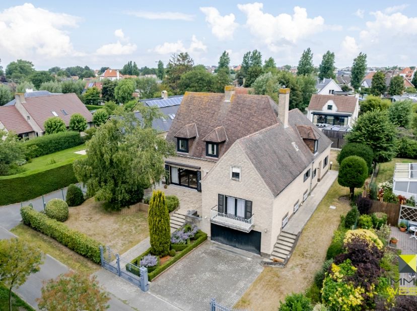 Située dans un quartier résidentiel calme du pittoresque Sint-Idesbald, à distance de marche de la mer, des dunes et d’un vaste réseau de pistes cycla