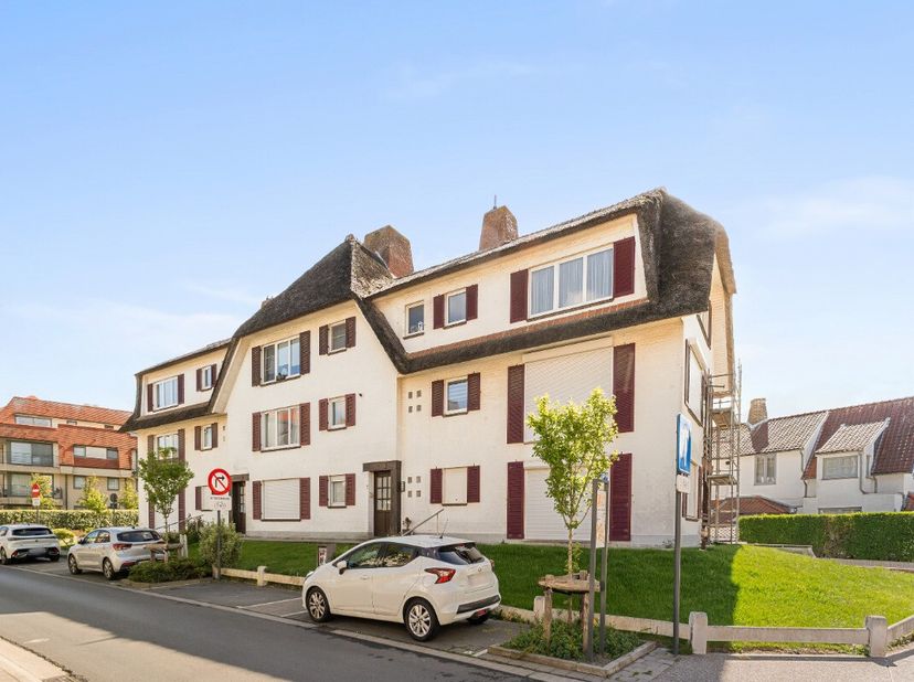 [[ DIT PAND NEEMT DEEL AAN DE ERA OPEN HUIZEN DAG OP 13/6 VAN 11:00 TOT 12:00 ]] De Panne: Gerenoveerde studio met lichtrijke woonkamer en terras in h