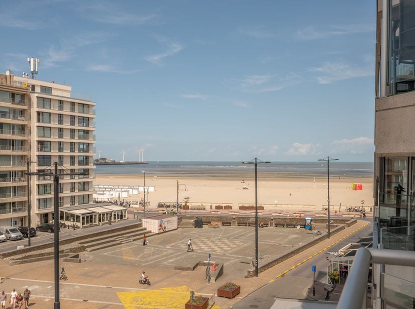 Dit luxueus gerenoveerde hoekappartement geniet van een uitstekende ligging aan het Heldenplein in Knokke-Heist, op wandelafstand van het strand, de Z