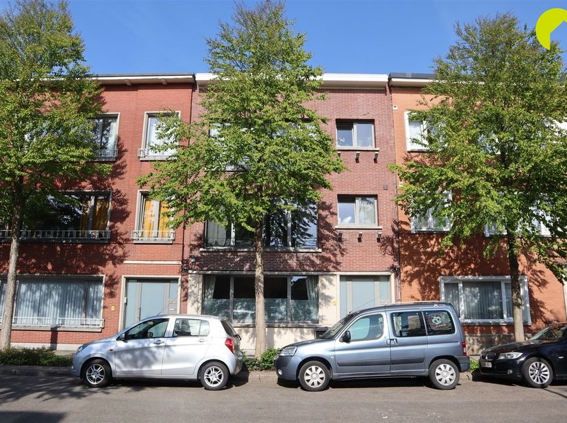 In een gezellige, rustige wijk, maar toch vlak bij het centrum van Mortsel, kan je dit gerenoveerde appartement bezichtigen.<br />
Het betreft een ru