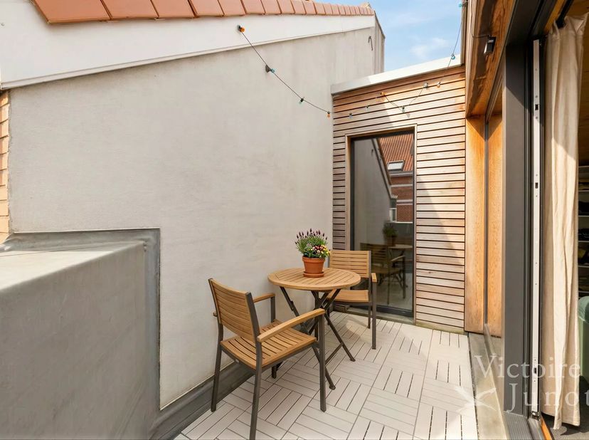 Victoire-Junot presenteert dit charmante passieve woning van ongeveer 75 m², volledig gebouwd in hout in 2019. Het bestaat uit een woonkamer/eetkamer