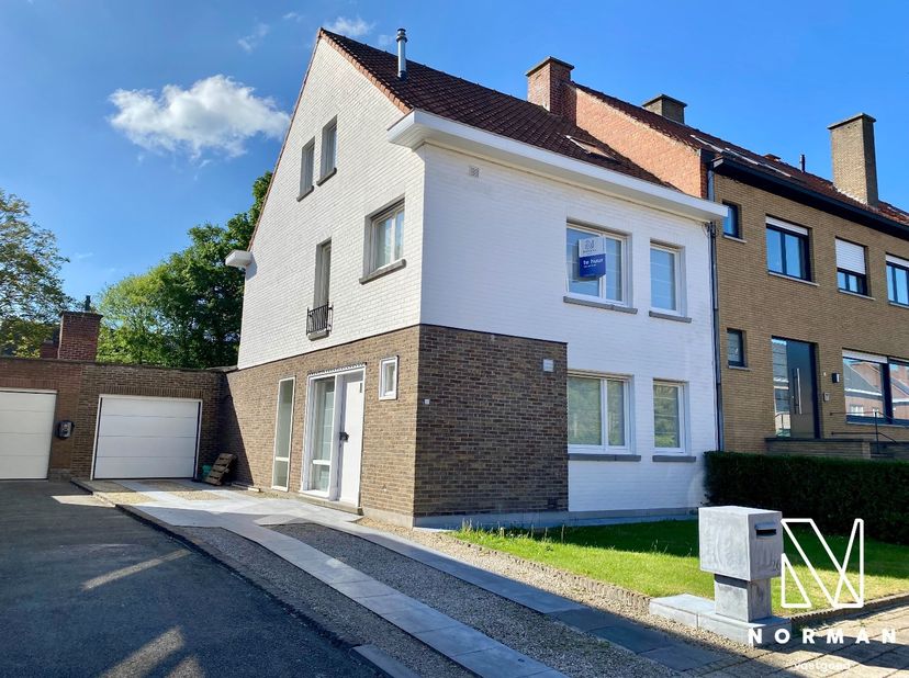 Deze woning is gelegen te Kortrijk in de Azalealaan nummer 26 en is op zoek naar nieuwe bewoners.<br />
De afgelopen maanden onderging het huis een aa